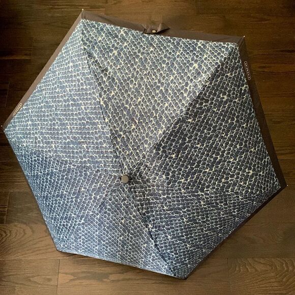 NWOT COACH foldable umbrella with case - Picture 5 of 12